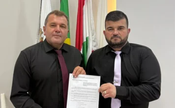 Arroio do Silva aprova proibição de fogos com estampido Vereadores Clailton Oliveira e Pedrinho Coelho seguram o Projeto de Lei 006/2026 aprovado pela Câmara de Balneário Arroio do Silva que proíbe o uso e comercialização de fogos de artifício com estampido no município.