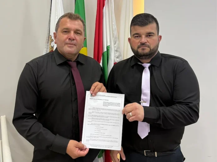 Arroio do Silva aprova proibição de fogos com estampido Vereadores Clailton Oliveira e Pedrinho Coelho seguram o Projeto de Lei 006/2026 aprovado pela Câmara de Balneário Arroio do Silva que proíbe o uso e comercialização de fogos de artifício com estampido no município.