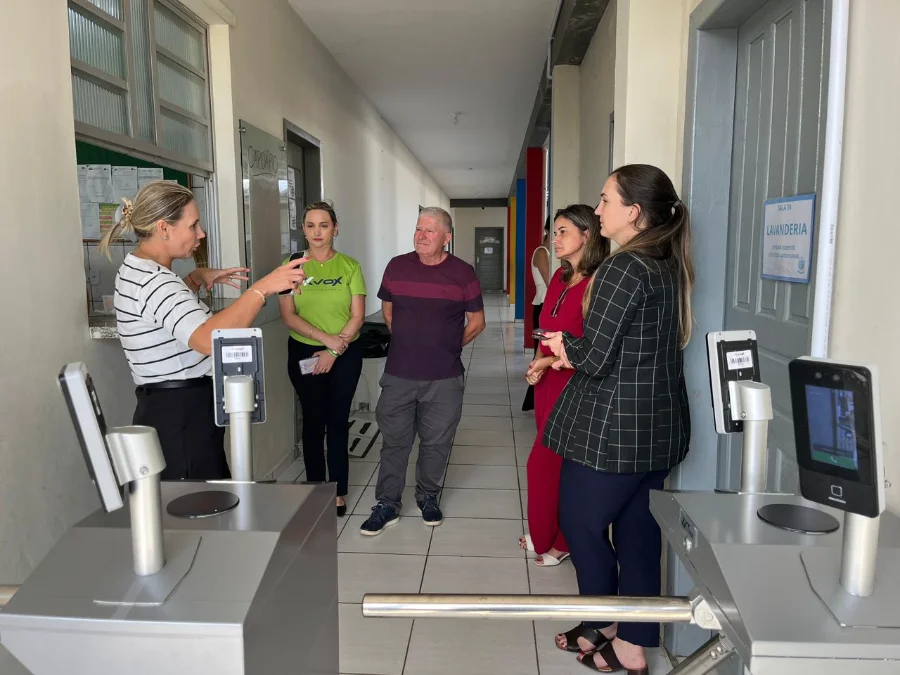 Arroio do Silva planeja reconhecimento facial em escolas Prefeito Jorge Luiz Freitas e a secretária Dayane Leonardeli analisam sistema de segurança com reconhecimento facial e catracas eletrônicas em visita técnica para implementação da tecnologia nas escolas de Balneário Arroio do Silva.