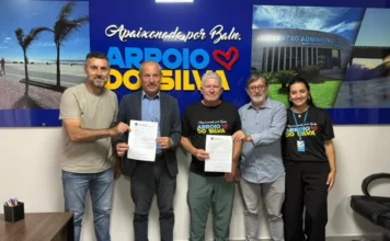 Arroio do Silva recebe R$ 200 mil para a saúde pública Prefeito Jorge Luiz Freitas e a secretária Manoella Porto recebem documento de recurso de R$ 200 mil para a saúde pública de Balneário Arroio do Silva, ao lado do vereador Elvio Zocche e representantes políticos.