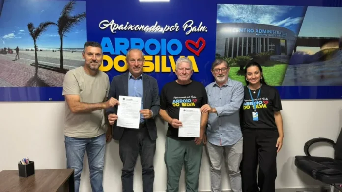 Arroio do Silva recebe R$ 200 mil para a saúde pública Prefeito Jorge Luiz Freitas e a secretária Manoella Porto recebem documento de recurso de R$ 200 mil para a saúde pública de Balneário Arroio do Silva, ao lado do vereador Elvio Zocche e representantes políticos.