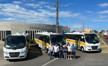 Arroio do Silva recebe três novos ônibus escolares Três novos ônibus escolares brancos da marca Volare estacionados em frente ao Centro Administrativo Municipal de Balneário Arroio do Silva, com o prefeito Jorge Luiz Freitas e autoridades municipais posando para a entrega da nova frota escolar.