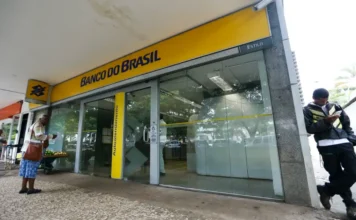 BB prorroga prazo para renegociar dívidas com desconto Fachada de uma agência do Banco do Brasil com destaque para a entrada de autoatendimento, onde clientes podem realizar a renegociação de dívidas e consultar condições especiais de crédito.