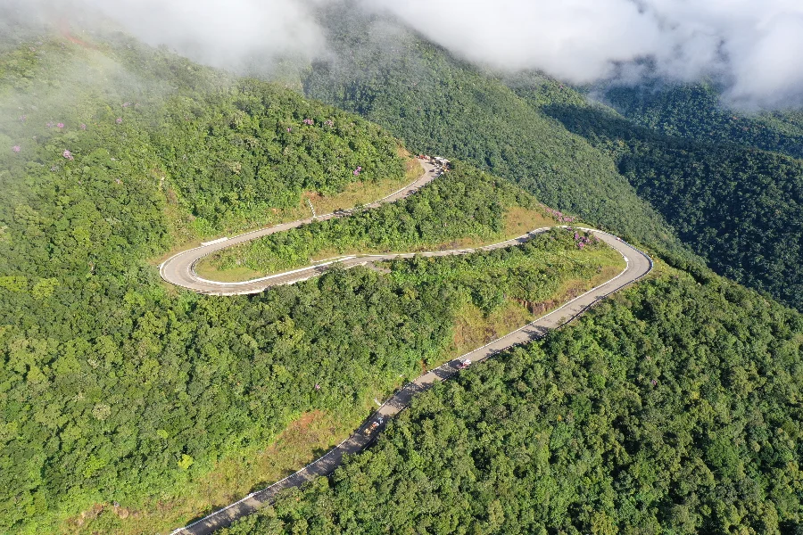 BR-285 SC Serra da Rocinha (11) mar 2026 Vista aérea das curvas sinuosas e pavimentadas da Serra da Rocinha na BR-285, cercada por densa vegetação de Mata Atlântica e nuvens no Extremo Sul Catarinense.