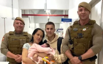 Bebê de oito dias é salvo por policiais após engasgamento Policiais militares de Maracajá posam ao lado de mãe e pai segurando bebê de 8 dias salvo após engasgamento no Hospital Regional de Araranguá.