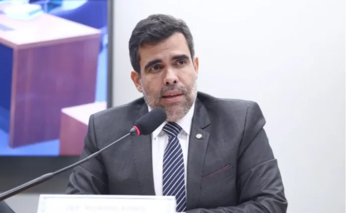 Blitz falsa poderá render até dois anos de prisão Deputado Ricardo Ayres, relator do PL 5730/25, fala em comissão na Câmara dos Deputados sobre o crime de falsa blitz e operação policial. Foto de rosto e ombros.