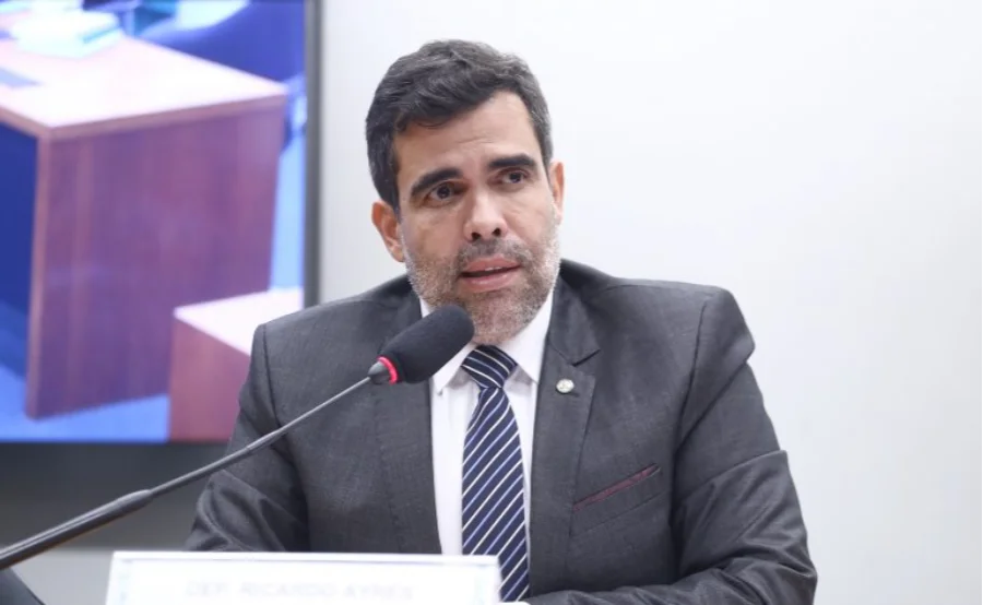 Deputado Ricardo Ayres, relator do PL 5730/25, fala em comissão na Câmara dos Deputados sobre o crime de falsa blitz e operação policial. Foto de rosto e ombros.