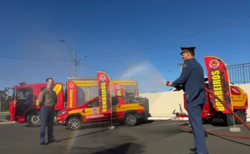 Bombeiros de Içara celebram 24 anos com promoções Tradicional banho de batismo com mangueira de incêndio em oficial promovido do Corpo de Bombeiros Militar em Içara, Santa Catarina.