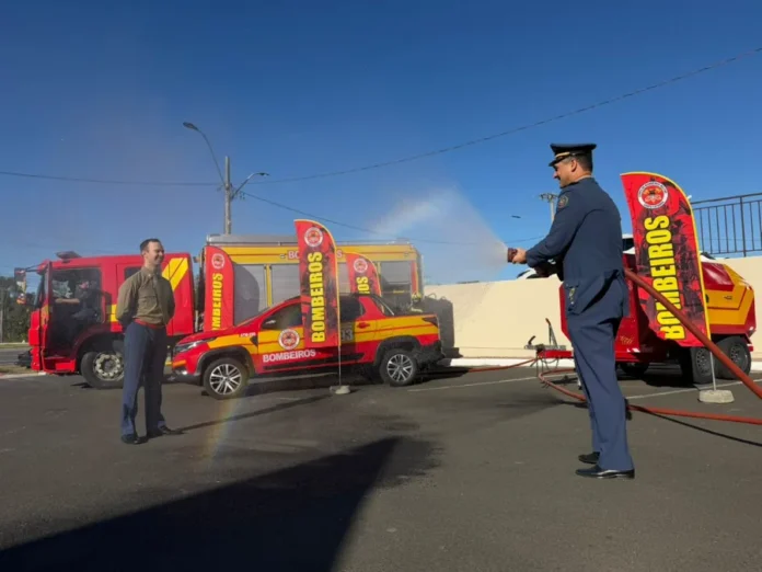 Bombeiros de Içara celebram 24 anos com promoções (2) Tradicional banho de batismo com mangueira de incêndio em oficial promovido do Corpo de Bombeiros Militar em Içara, Santa Catarina.