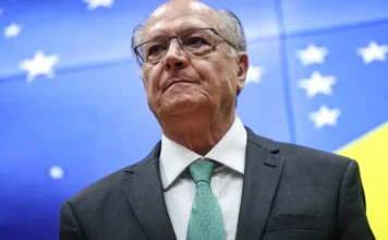 Brasil fortalece produção de biodiesel com nova aliança Geraldo Alckmin, vice-presidente do Brasil, em close-up vestindo terno e gravata, com expressão séria durante evento oficial. O fundo azul e amarelo com estrelas sugere um ambiente institucional, relacionado ao lançamento da Aliança Biodiesel e ao fortalecimento dos biocombustíveis.