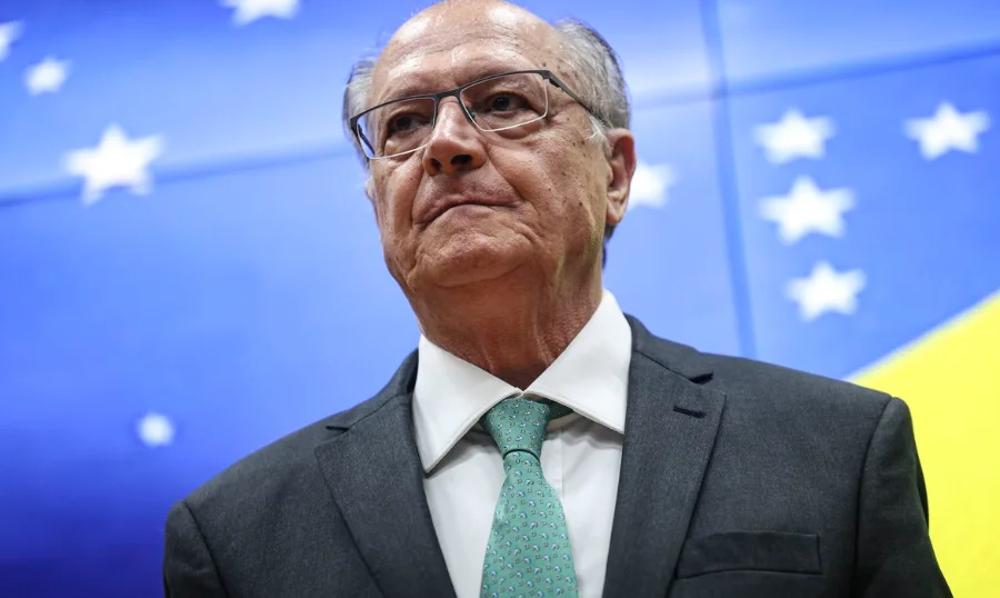 Brasil fortalece produção de biodiesel com nova aliança Geraldo Alckmin, vice-presidente do Brasil, em close-up vestindo terno e gravata, com expressão séria durante evento oficial. O fundo azul e amarelo com estrelas sugere um ambiente institucional, relacionado ao lançamento da Aliança Biodiesel e ao fortalecimento dos biocombustíveis.