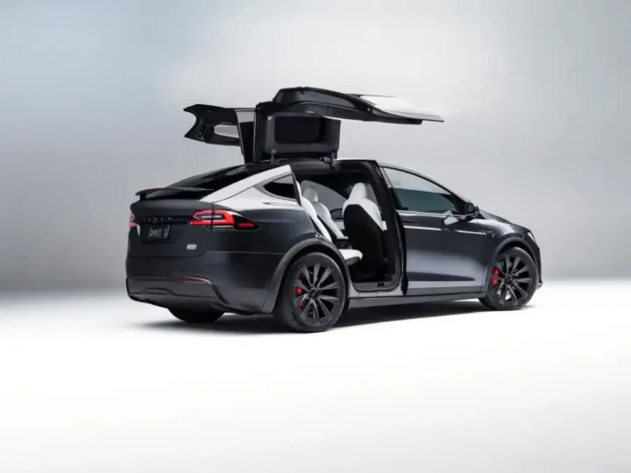 Tesla Model X preto com portas Falcon abertas, ilustrando o modelo de veículo elétrico que recebeu o primeiro conserto de bateria Tesla no Brasil, realizado em Araranguá.