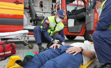CBMSC celebra dois anos de protocolo para autismo em SC Bombeiros militares do CBMSC realizam atendimento pré-hospitalar (APH) em paciente posicionado em prancha rígida amarela, demonstrando a aplicação de técnicas de socorro humanizado em Santa Catarina.