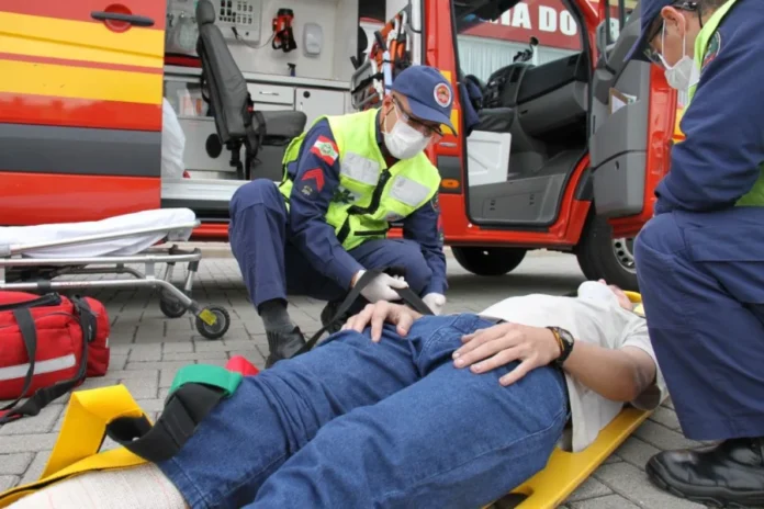 CBMSC celebra dois anos de protocolo para autismo em SC Bombeiros militares do CBMSC realizam atendimento pré-hospitalar (APH) em paciente posicionado em prancha rígida amarela, demonstrando a aplicação de técnicas de socorro humanizado em Santa Catarina.
