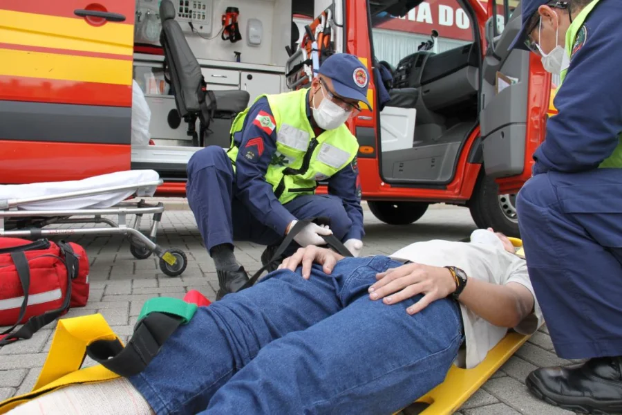 CBMSC celebra dois anos de protocolo para autismo em SC Bombeiros militares do CBMSC realizam atendimento pré-hospitalar (APH) em paciente posicionado em prancha rígida amarela, demonstrando a aplicação de técnicas de socorro humanizado em Santa Catarina.