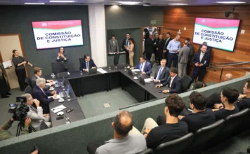 CCJ aprova medidas contra abusos em escolas de SC Deputados reunidos na mesa diretora da Comissão de Constituição e Justiça (CCJ) da Assembleia Legislativa de Santa Catarina (Alesc), em Florianópolis, durante votação de projetos de lei sobre segurança e proteção animal.