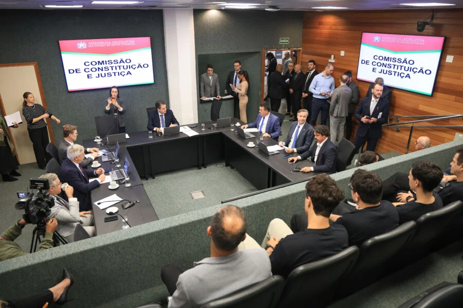 Deputados reunidos na mesa diretora da Comissão de Constituição e Justiça (CCJ) da Assembleia Legislativa de Santa Catarina (Alesc), em Florianópolis, durante votação de projetos de lei sobre segurança e proteção animal.