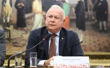 CCJ decide hoje fim da escala 6×1 e redução de jornada O deputado Paulo Azi, relator da PEC de redução da jornada de trabalho e fim da escala 6x1, falando ao microfone durante reunião na Comissão de Constituição e Justiça (CCJ) da Câmara dos Deputados em Brasília.