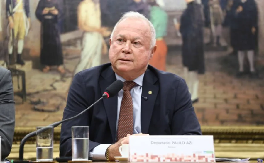 O deputado Paulo Azi, relator da PEC de redução da jornada de trabalho e fim da escala 6x1, falando ao microfone durante reunião na Comissão de Constituição e Justiça (CCJ) da Câmara dos Deputados em Brasília.