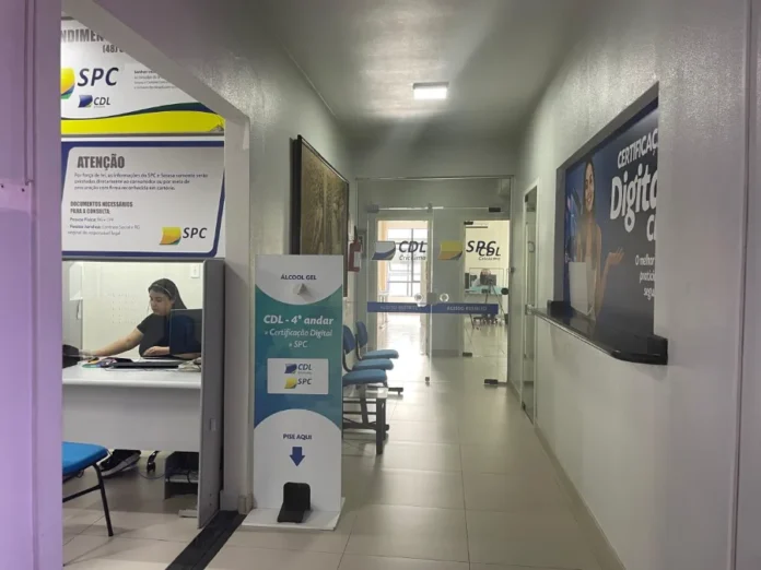 CDL Talentos centraliza vagas de emprego em Criciúma Interior da recepção da CDL Criciúma com balcões de atendimento, sinalização do SPC e totens informativos, representando a estrutura de apoio ao mercado de trabalho e ao programa CDL Talentos.