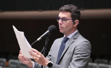 Câmara aprova integração de ensino técnico e microempresas Deputado Luiz Lima discursa na Câmara dos Deputados durante a análise do projeto de lei que integra o ensino técnico às micro e pequenas empresas no Brasil.