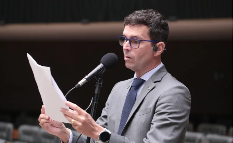 Deputado Luiz Lima discursa na Câmara dos Deputados durante a análise do projeto de lei que integra o ensino técnico às micro e pequenas empresas no Brasil.