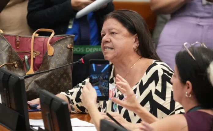 Câmara aprova prisão para quem posta jogos fatais na web Deputada Laura Carneiro, relatora do PL 1699/25, fala ao microfone durante sessão na Câmara dos Deputados sobre a criminalização de desafios perigosos e jogos fatais na internet para crianças e adolescentes.