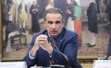 Câmara aprova volta de cidade e estado em placas de veículos Retrato do deputado Hugo Leal discursando em uma audiência da Câmara dos Deputados sobre a aprovação do projeto de lei (PL 3214/23) para placas veiculares.