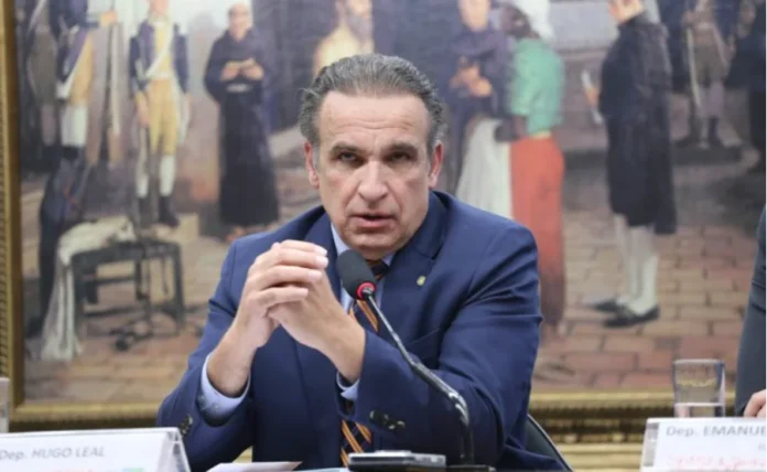 Câmara aprova volta de cidade e estado em placas de veículos Retrato do deputado Hugo Leal discursando em uma audiência da Câmara dos Deputados sobre a aprovação do projeto de lei (PL 3214/23) para placas veiculares.