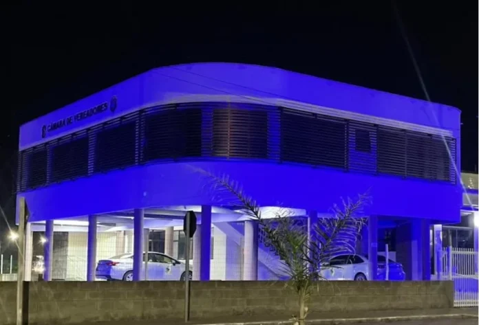 Câmara de Arroio do Silva fica azul pelo autismo Fachada do prédio da Câmara de Vereadores de Balneário Arroio do Silva iluminada com luzes azuis em alusão ao mês de conscientização sobre o autismo (TEA).