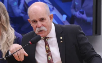 Câmara define o que é atividade militar no Código Penal O deputado Sargento Fahur (PL-PR), relator da proposta de alteração do Código Penal Militar, falando em um microfone durante reunião de comissão na Câmara dos Deputados em Brasília sobre a definição de atividade de natureza militar.