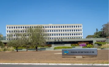 Câmara inicia sabatina para definir novo ministro do TCU Fachada e placa de identificação do Tribunal de Contas da União (TCU) em Brasília. Imagem foca na sede do órgão que está com processo aberto para seleção de novo ministro para a vaga de Aroldo Cedraz.