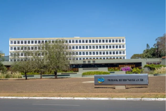 Câmara inicia sabatina para definir novo ministro do TCU Fachada e placa de identificação do Tribunal de Contas da União (TCU) em Brasília. Imagem foca na sede do órgão que está com processo aberto para seleção de novo ministro para a vaga de Aroldo Cedraz.