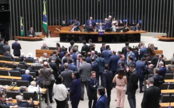 Câmara vota hoje novas regras para o comércio de ouro Vista do Plenário da Câmara dos Deputados em Brasília durante sessão deliberativa com parlamentares reunidos para votação de projetos de lei.