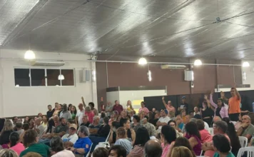 Cocal do Sul aprova fechamento de rua para Rua Coberta Moradores de Cocal do Sul reunidos em audiência pública no bairro Jardim Itália, com algumas pessoas levantando as mãos para votar o fechamento da Rua Raul Pompeia e o avanço da obra da Rua Coberta.