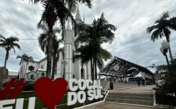 Cocal do Sul convoca interessados no programa Adote uma Praça Vista da praça central de Cocal do Sul com letreiro turístico "Eu Amo Cocal do Sul" em destaque, tendo a Igreja Matriz ao fundo. A imagem exemplifica um dos espaços públicos que podem ser beneficiados pelo programa Adote uma Praça para manutenção e melhorias.