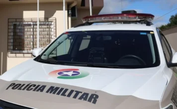 Comerciante é ameaçada por cliente após cobrança em Turvo Viatura da Polícia Militar de Santa Catarina (PMSC) estacionada durante atendimento de ocorrência de ameaça e injúria em Turvo. O veículo branco exibe o logotipo oficial da corporação e o giroflex vermelho.