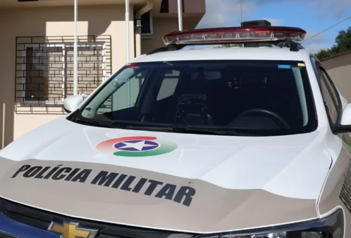 Comerciante é ameaçada por cliente após cobrança em Turvo Viatura da Polícia Militar de Santa Catarina (PMSC) estacionada durante atendimento de ocorrência de ameaça e injúria em Turvo. O veículo branco exibe o logotipo oficial da corporação e o giroflex vermelho.