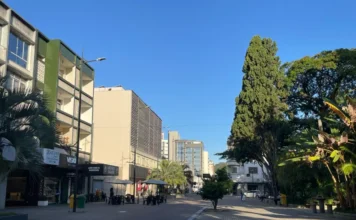 Comércio de Criciúma atende até as 17h neste sábado Calçadão do comércio central de Criciúma com lojas abertas e prédios comerciais sob céu azul, representando a movimentação do evento Sábado Mais em Santa Catarina.