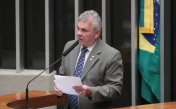 Comissão autoriza armas para agentes do Ibama e Pantanal O deputado federal Alberto Fraga discursa na tribuna da Câmara dos Deputados sobre a aprovação do projeto de lei que autoriza o porte de arma de fogo para agentes de fiscalização ambiental do Ibama e do Pantanal.