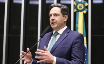 Facções brasileiras podem ser classificadas como terrorismo Deputado Federal Luiz Philippe de Orleans e Bragança discursando no plenário da Câmara dos Deputados. Ele é o relator da proposta aprovada que classifica o PCC e o Comando Vermelho como organizações terroristas no Brasil. Imagem foca no deputado falando ao microfone, com a bandeira do Brasil ao fundo.
