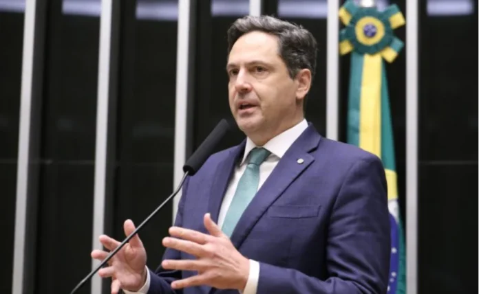 Comitê aprova PCC e CV como grupos terroristas na Câmara Deputado Federal Luiz Philippe de Orleans e Bragança discursando no plenário da Câmara dos Deputados. Ele é o relator da proposta aprovada que classifica o PCC e o Comando Vermelho como organizações terroristas no Brasil. Imagem foca no deputado falando ao microfone, com a bandeira do Brasil ao fundo.