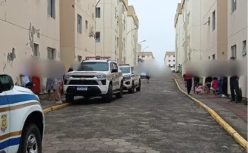 Confronto com a PM termina com um morto em Araranguá Viaturas da Polícia Militar de Santa Catarina estacionadas em rua de condomínio residencial em Araranguá durante operação para recuperação de fuzil furtado e confronto com suspeitos.