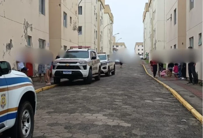 Confronto com a PM termina com um morto em Araranguá Viaturas da Polícia Militar de Santa Catarina estacionadas em rua de condomínio residencial em Araranguá durante operação para recuperação de fuzil furtado e confronto com suspeitos.