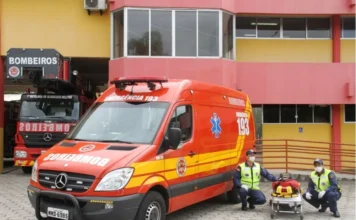 Menino atropelado na SC-390 não resiste e morre em Orleans Viatura de resgate ASU do Corpo de Bombeiros de Santa Catarina e socorristas com maca de atendimento, ilustrando o suporte médico em acidentes e atropelamentos na rodovia SC-390 em Orleans.