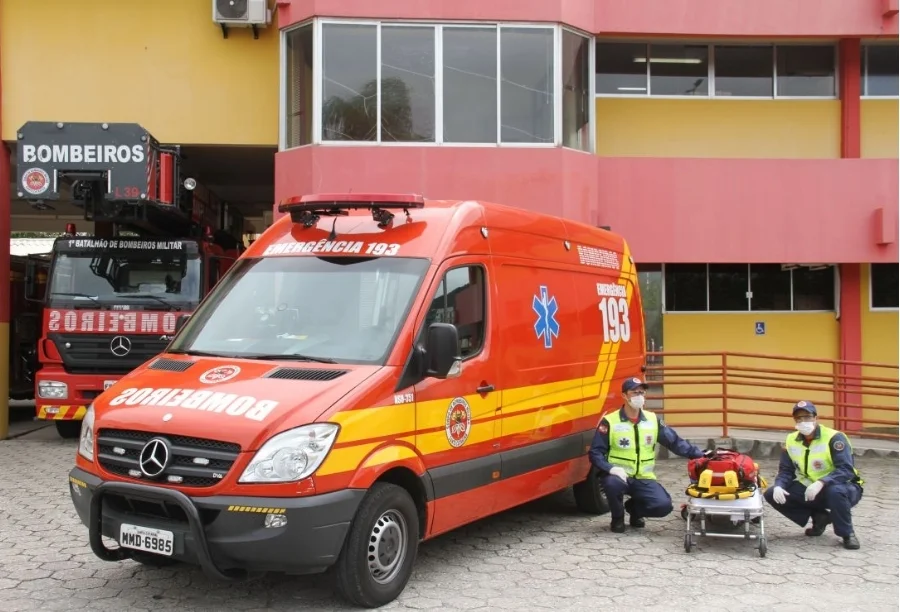 Viatura de resgate ASU do Corpo de Bombeiros de Santa Catarina e socorristas com maca de atendimento, ilustrando o suporte médico em acidentes e atropelamentos na rodovia SC-390 em Orleans.