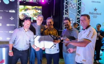 Criciúma anuncia ampliação do complexo de skate no Parque Prefeito de Criciúma Vagner Espindola e autoridades seguram ordem de serviço assinada para ampliação e modernização das pistas de skate Park e Street durante o evento STU National 2026.