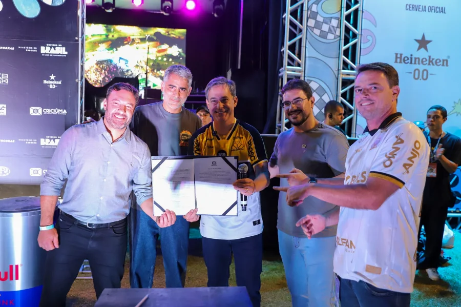 Criciúma anuncia ampliação do complexo de skate no Parque Prefeito de Criciúma Vagner Espindola e autoridades seguram ordem de serviço assinada para ampliação e modernização das pistas de skate Park e Street durante o evento STU National 2026.