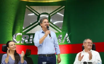 Criciúma autoriza licitação para a Cidade do Autista Prefeito de Criciúma, Vagner Espindola, discursando durante solenidade de autorização da licitação para a construção da Cidade do Autista, acompanhado do vice-prefeito Salésio Lima em evento no Paço Municipal.