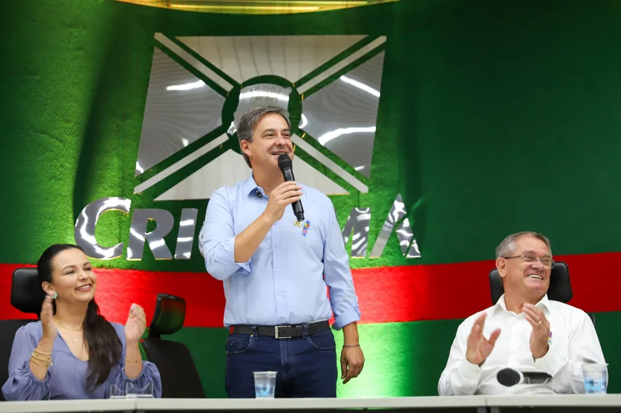 Prefeito de Criciúma, Vagner Espindola, discursando durante solenidade de autorização da licitação para a construção da Cidade do Autista, acompanhado do vice-prefeito Salésio Lima em evento no Paço Municipal.